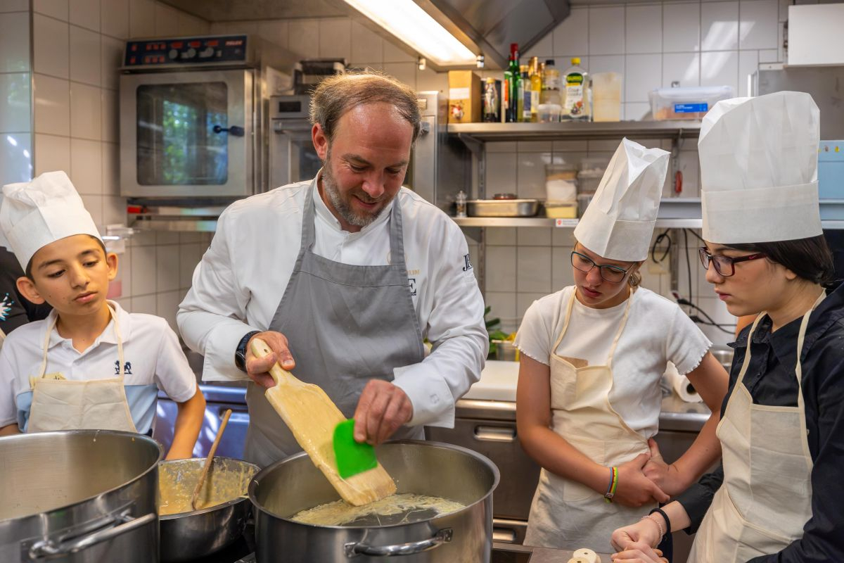 Sternekoch Franz Berlin schabt Spätzle - Foto von Johannes Nickel