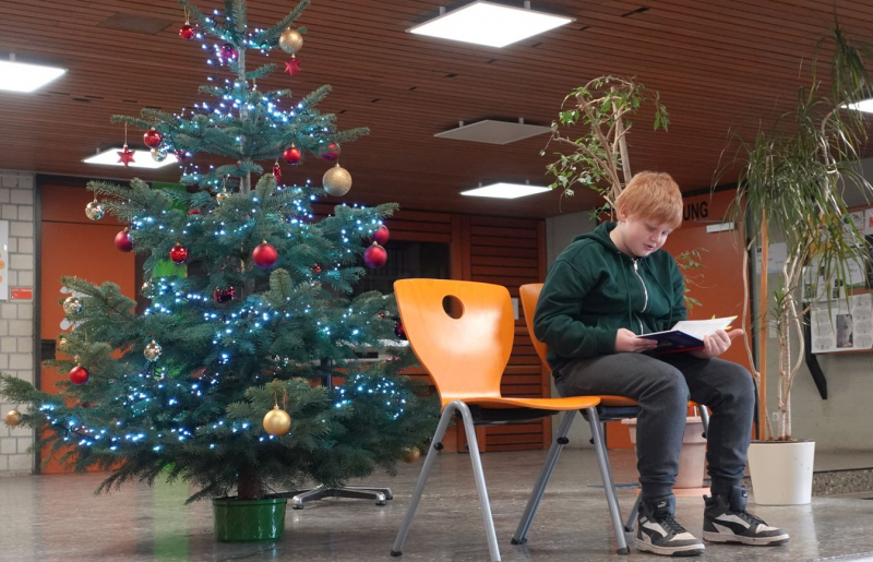 Beim Vorlesewettbewerb der 6. Klasse an der SBBZ Seeäckerschule Calw im Dezember 2024.