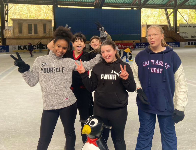 Unsere Seeäckerschule beim Wintersporttag im Frühjahr 2023.