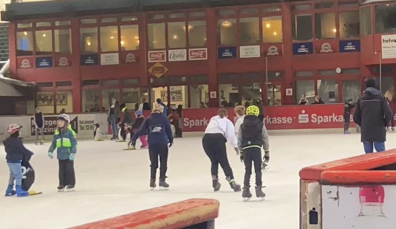 Unsere Seeäckerschule beim Wintersporttag im Frühjahr 2023.
