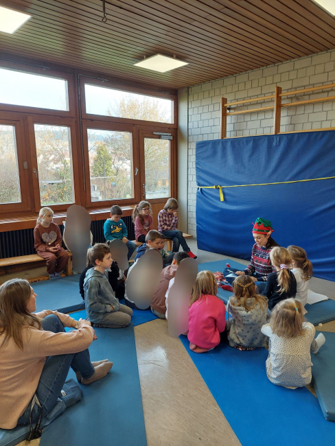 Die Schülerinnen und Schüler hören gespannt zu.