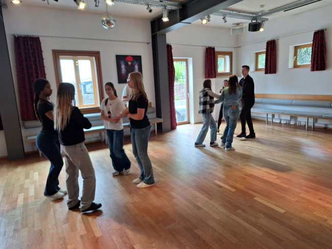 Die Schülerinnen und Schüler beim Üben der Tanzschritte - 4