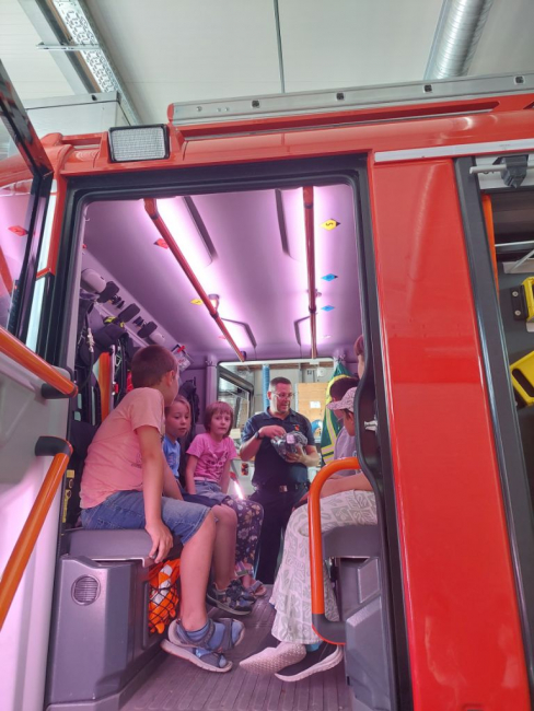 Die Kinder im Feuerwehrauto