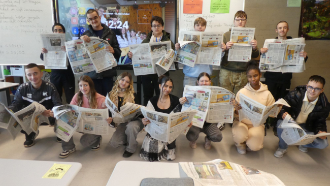 Die Kinder der Klasse 8 als Gruppenfoto mit ihren Zeitungen