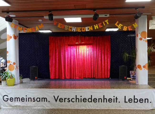 die verschlossene Bühne