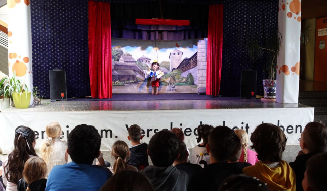 Die Kinder bestaunen die Aufführung.