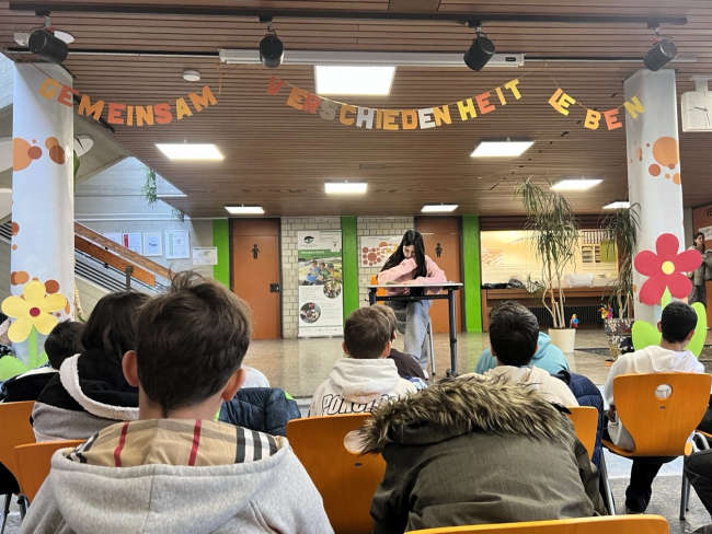 Die Schulsiegerin während ihres Vorlesens in der Aula der Seeäckerschule.