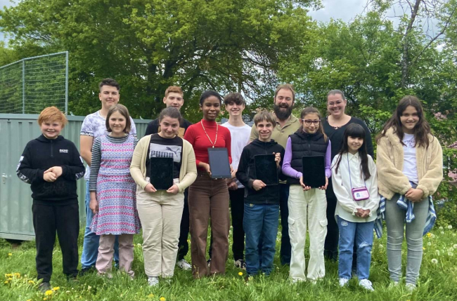 SMV-Schüler unserer Seeäckerschule spenden für den eigenen Schulhof, 2023.