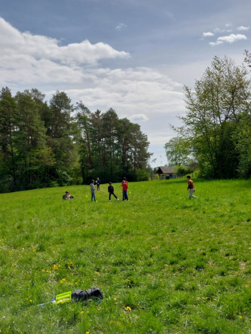 Unsere Seeäckerschule beim Wandertag im April 2024.