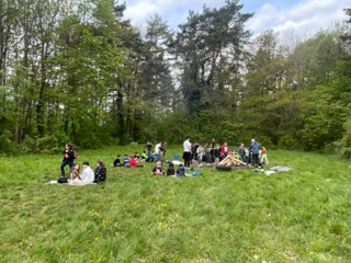 Unsere Seeäckerschule beim Wandertag im April 2024.
