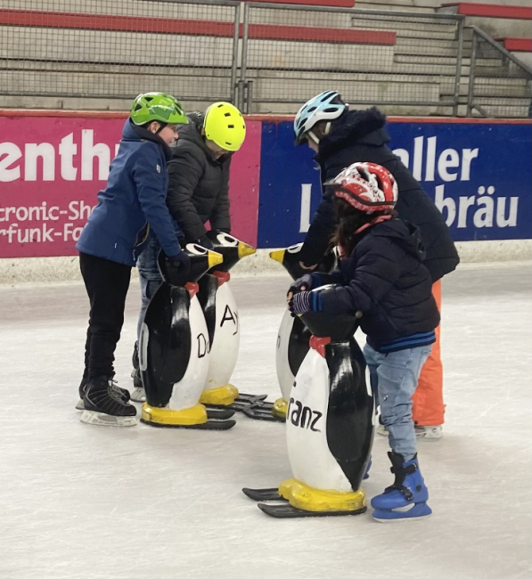 Unsere Seeäckerschule beim Wintersporttag im Frühjahr 2023.