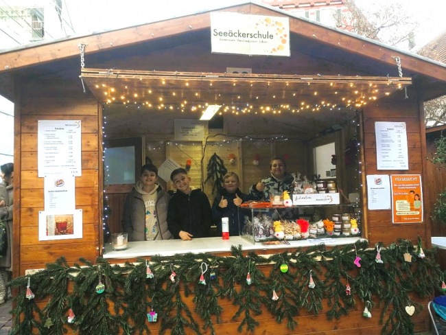 Die erste Verkaufsgruppe am Donnerstagmittag im Stand der Seeäckerschule.