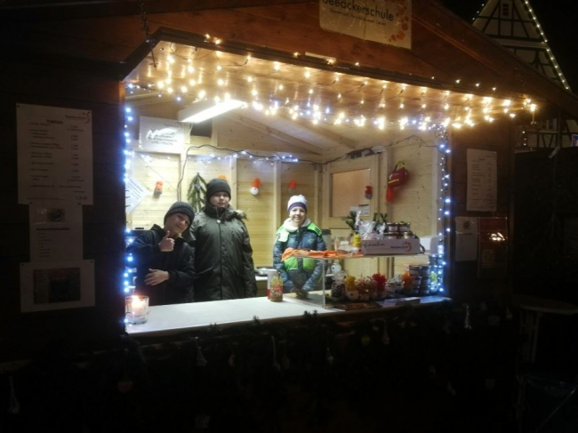 Der Stand der Seeäckerschule leuchtet mit der Lichterkette in der Dunkelheit.